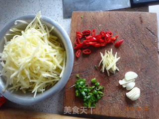 辣炒土豆丝的做法步骤：1