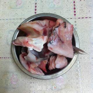 鲜美鱼头汤的做法步骤：1