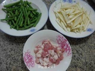 猪肉茭白炒带豆的做法步骤：1