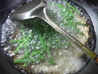 猪肉茭白炒带豆的做法步骤：2