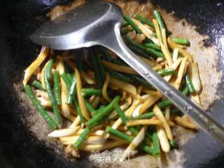猪肉茭白炒带豆的做法步骤：11