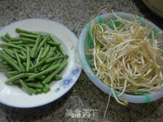 带豆炒绿豆芽的做法步骤：1