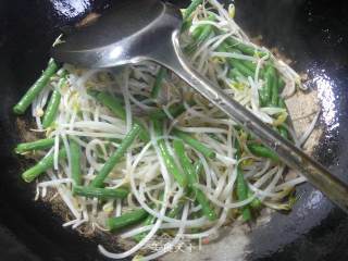 带豆炒绿豆芽的做法步骤：4
