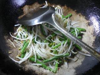 带豆炒绿豆芽的做法步骤：7