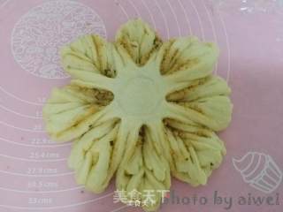 花朵肉松面包的做法步骤：12