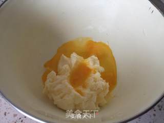 盈太美食俱乐部---迷你巧克力梅花派的做法步骤：3