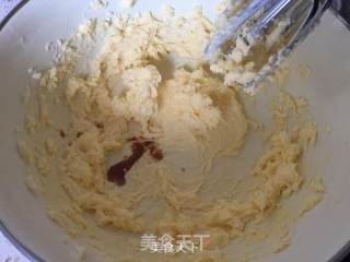 盈太美食俱乐部---迷你巧克力梅花派的做法步骤：4