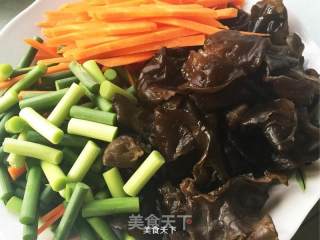 最简单家常鱼香肉丝的做法步骤：1