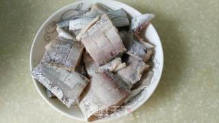 糖醋带鱼的做法步骤：1