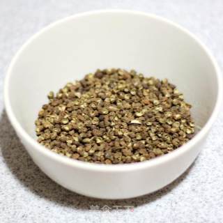 烹饪原料轻松自制-----自制藤椒粉的做法步骤：1