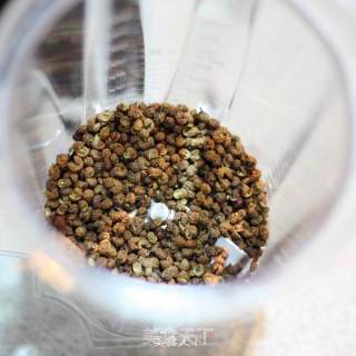 烹饪原料轻松自制-----自制藤椒粉的做法步骤：4