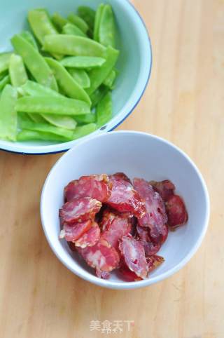 荷兰豆炒腊肠的做法步骤：1