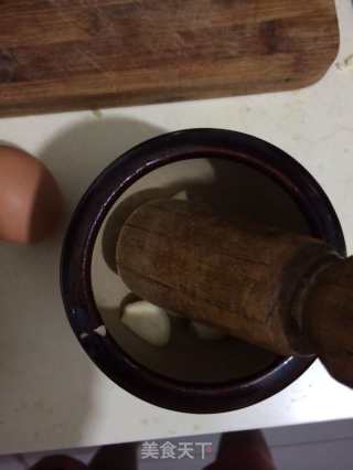 鸡蛋蒜汁的做法步骤：2