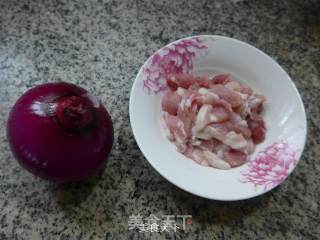 猪肉炒紫洋葱的做法步骤：1