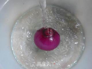 猪肉炒紫洋葱的做法步骤：2
