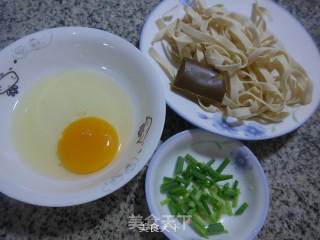 咖喱鸡蛋汤面的做法步骤：1