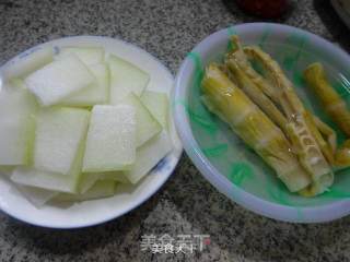 羊尾笋煮冬瓜的做法步骤：1