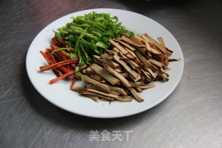 【青椒炒茶干】的做法步骤：2