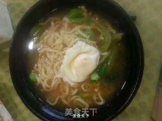 清爽生菜鸡蛋面的做法步骤：2