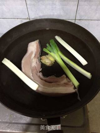 东坡肉的做法步骤：1