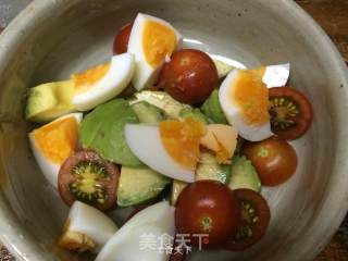 牛油果萨拉的做法步骤：2