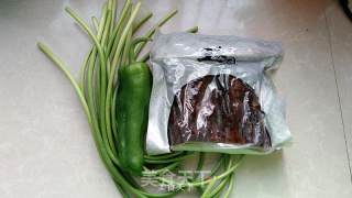 蒜苔炒腊肉的做法步骤：1