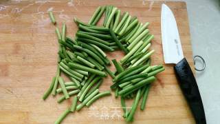蒜苔炒腊肉的做法步骤：4
