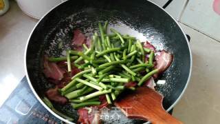 蒜苔炒腊肉的做法步骤：9
