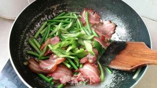 蒜苔炒腊肉的做法步骤：10