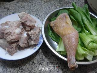 青菜腊鸡腿排骨汤的做法步骤：1