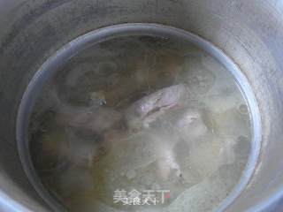 青菜腊鸡腿排骨汤的做法步骤：8