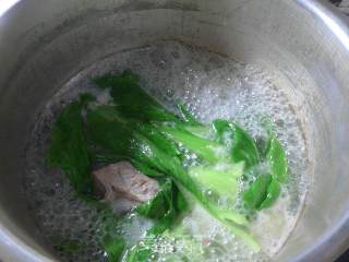 青菜腊鸡腿排骨汤的做法步骤：9