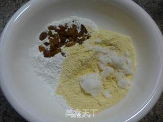 葡萄干玉米面糯米饼的做法步骤：3