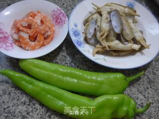 尖椒炒海味鲜的做法步骤：1