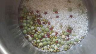 皮蛋瘦肉粥的做法步骤：2