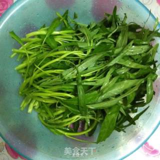蒜蓉拌空心菜的做法步骤：1