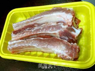 可媲美糖醋排骨的流行菜式：可乐排骨的做法步骤：1