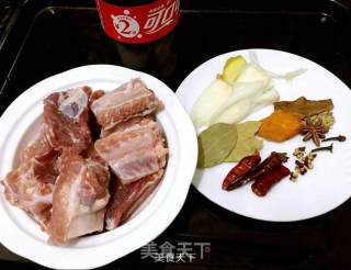 可媲美糖醋排骨的流行菜式：可乐排骨的做法步骤：2