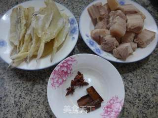 橡皮鱼鲞烧五花肉的做法步骤：1
