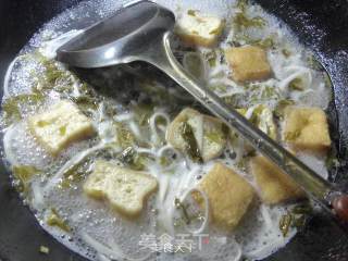 雪菜油豆腐汤面的做法步骤：4