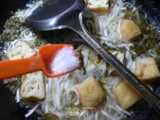 雪菜油豆腐汤面的做法步骤：6