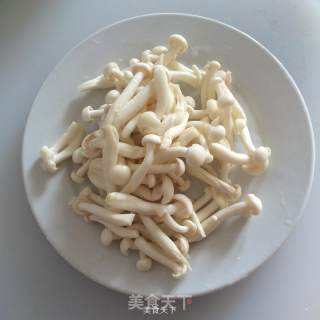 白玉菇炒腊肠的做法步骤：2