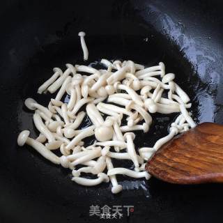 白玉菇炒腊肠的做法步骤：6