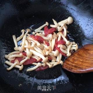 白玉菇炒腊肠的做法步骤：9