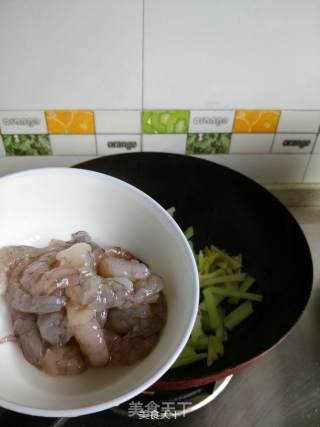 酱丁芹菜炒虾仁的做法步骤：5