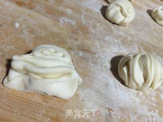 传统手工发面花卷的做法步骤：7