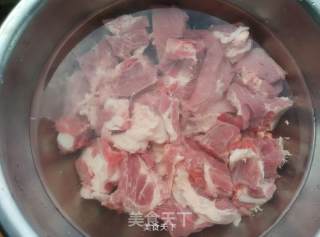 粉蒸排骨的做法步骤：1