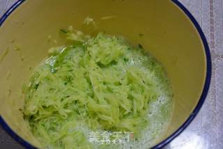 牛肉黄瓜馅包子的做法步骤：3