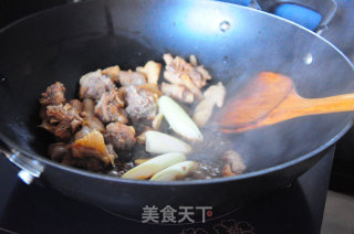 榆黄菇红烧鸡块的做法步骤：3