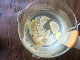 广东靓汤：熬夜必备花旗参响螺片汤的做法步骤：2